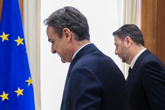 Κόντρα ΠΑΣΟΚ - Μαξίμου: «Θεσμική χρεοκοπία της χώρας» - «Μονίμως θυμωμένος ο Ανδρουλάκης»